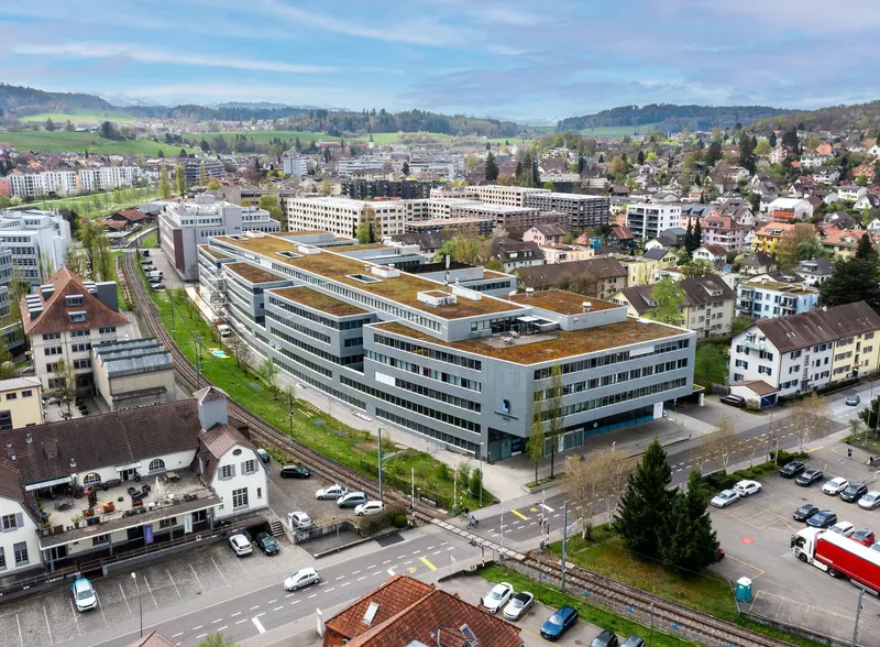 Luftansicht des BusinessPark Liebefeld mit Bahnlinie und Quartier