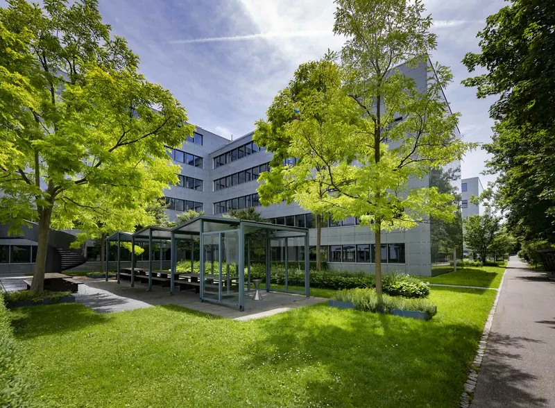 Hinterhof mit Grünfläche und Sitzbereich